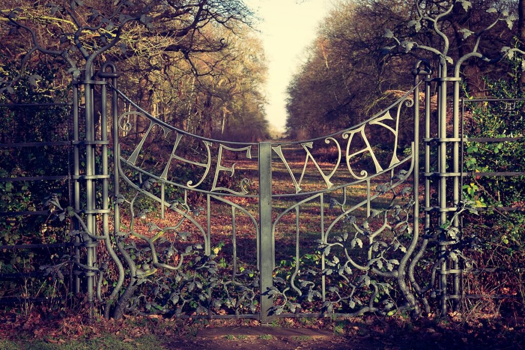Colocar un portón estilo victoriano es fundamental para un jardín romántico.