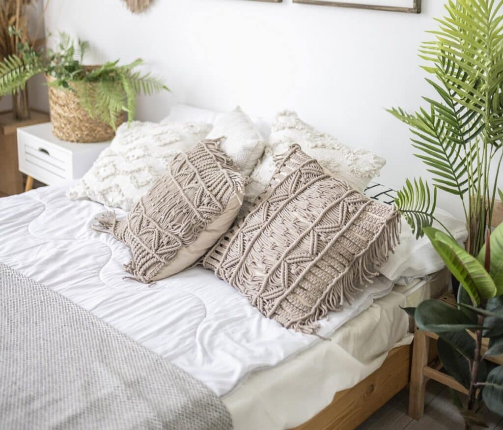 Los colores claros en la ropa de cama ayudan a mantener el dormitorio fresco.